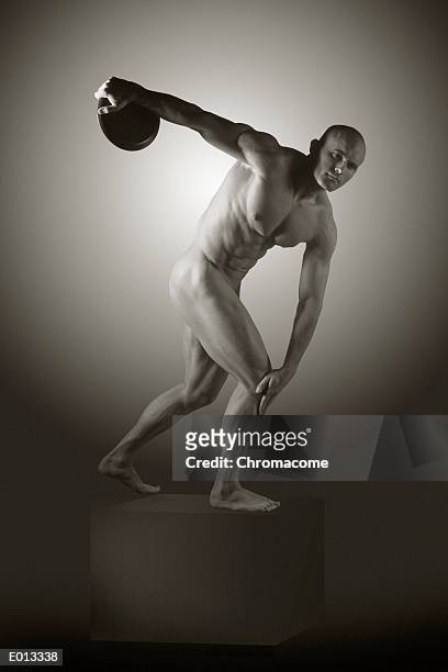 nude male as discus thrower - mens field event stockfoto's en -beelden