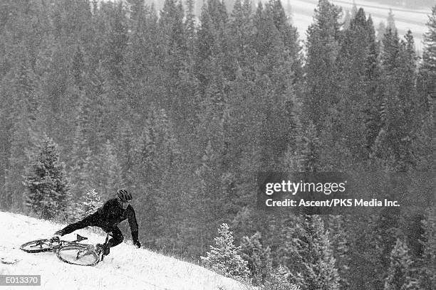 man falling off of mountain bike - falling off bike stock-fotos und bilder