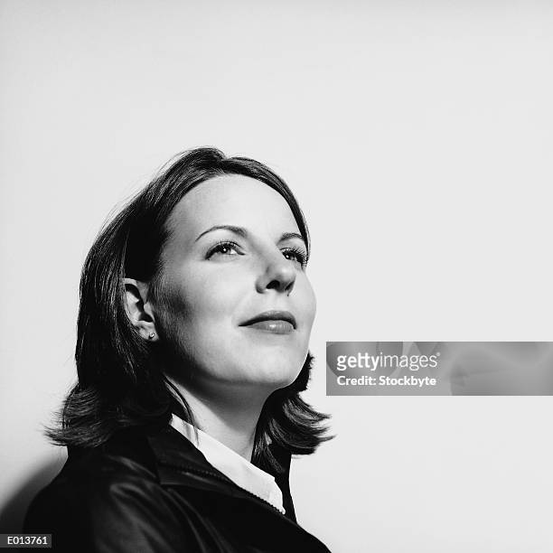 portrait of woman looking up - blanco y negro fotografías e imágenes de stock