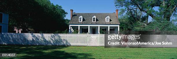 house with a white picket fence, louisiana - cloture maison photos et images de collection