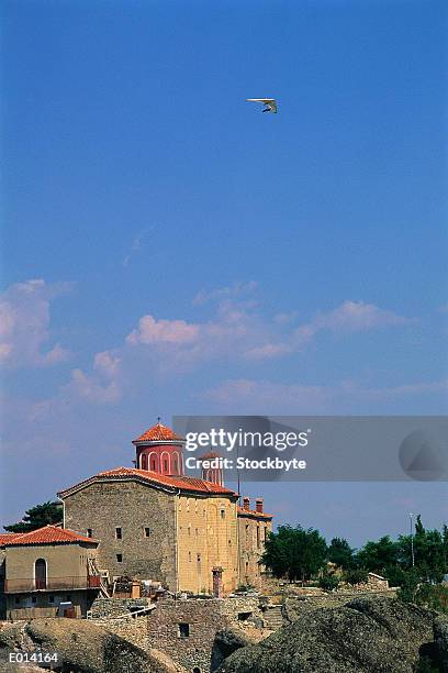 person hang gliding over stone building - tyne and wear stock pictures, royalty-free photos & images