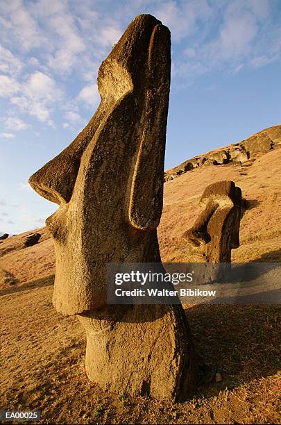 chile, easter island, rano raraku volcano, moai sculptures - rano raraku stock pictures, royalty-free photos & images