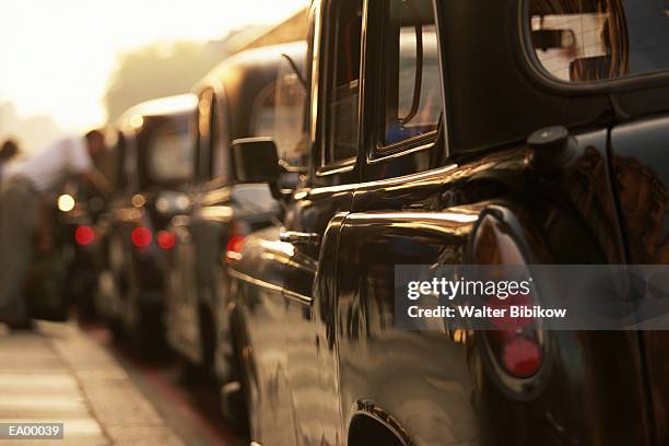 england, london, row of parked taxis - london taxi stock-fotos und bilder