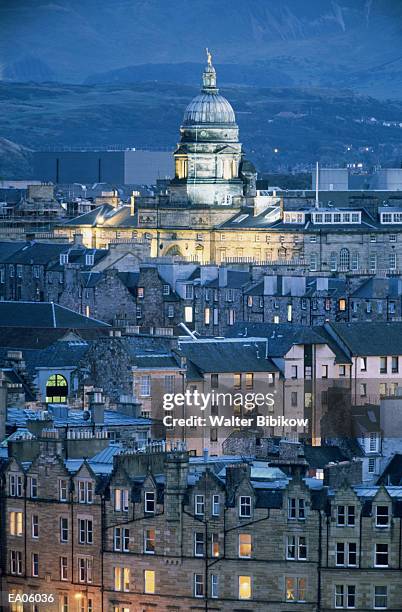 scotland, edinburgh, view of city at dusk - lothian foto e immagini stock