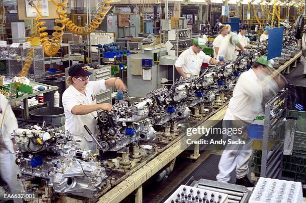 factory workers building engines on assembly line, usa (blurred motion - production line stockfoto's en -beelden