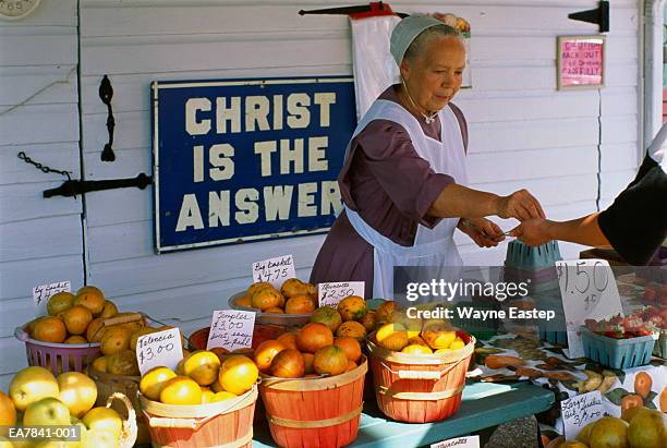 amish mennonite produce stand, sarasota, florida, usa - amish people stock-fotos und bilder