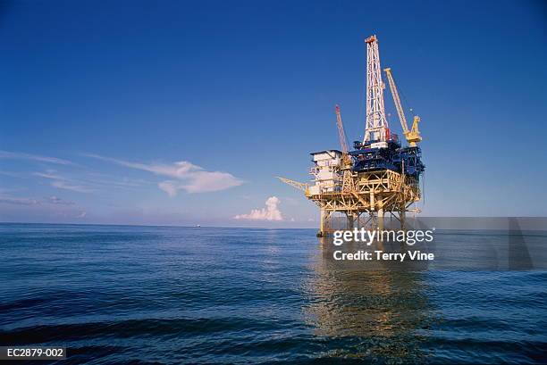 offshore drilling rig, gulf of mexico - industrie du pétrole photos et images de collection
