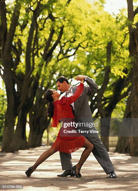 tango couple dancing in park, buenos aires, argentina - tango argentina stock pictures, royalty-free photos & images