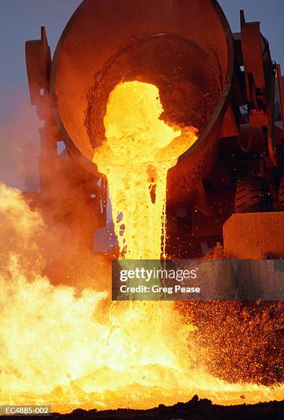 molten steel being poured from slag pot - ec4885 002 imagens e fotografias de stock