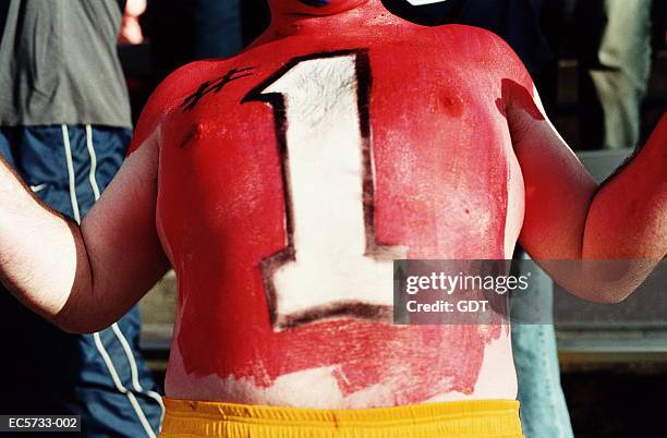 man with painted body, '#1' painted on chest, close-up, mid section - tinta de corpo - fotografias e filmes do acervo