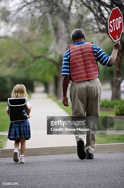 crossing guard with girl - vigilante de paso de peatones fotografías e imágenes de stock