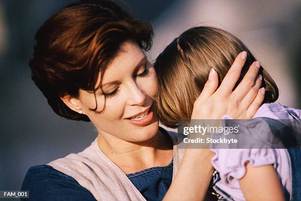 mother carrying daughter - the duke duchess of cambridge sign book of condolence for orlando shootings victims stockfoto's en -beelden