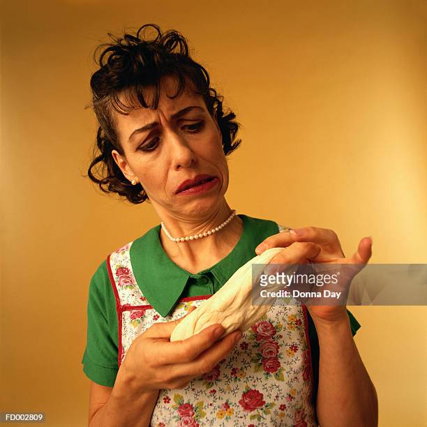 woman with dough - donna matura - fotografias e filmes do acervo