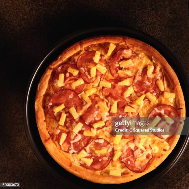 ham and pineapple pizza - hawaiian pizza stock pictures, royalty-free photos & images