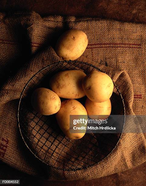 white potatoes on burlap - potatoes in a sack stock-fotos und bilder