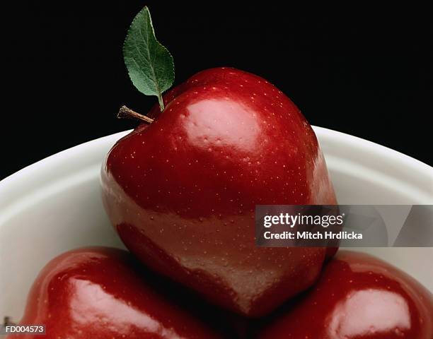 red delicious apples - red delicious stockfoto's en -beelden