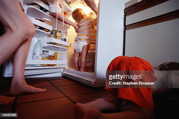 mother and baby (14-16 months) looking through refrigerator - kids in diapers - fotografias e filmes do acervo