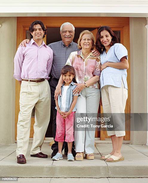 three generation family portrait - garcia stockfoto's en -beelden