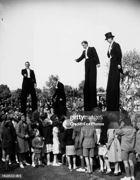 outstanding figures - standing out from the crowd expressão inglesa imagens e fotografias de stock