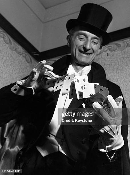 card trick - tour de magie photos et images de collection