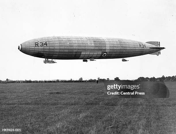 r34 airship landing - airship stock pictures, royalty-free photos & images