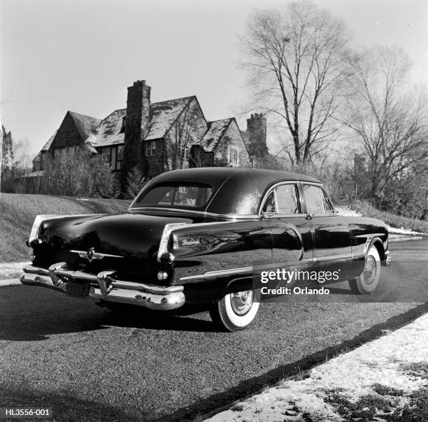 black car - luxeauto stockfoto's en -beelden
