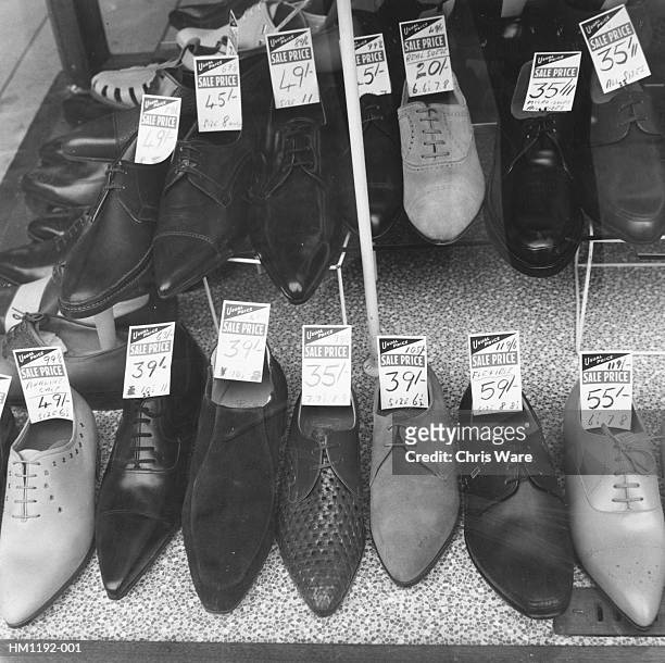 shoes for sale - 1962 fotografías e imágenes de stock