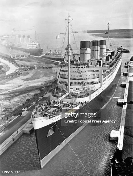 queen mary in dock - 1936 stock pictures, royalty-free photos & images