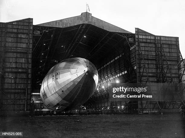 r 101 unveiled - luftschiff stock-fotos und bilder