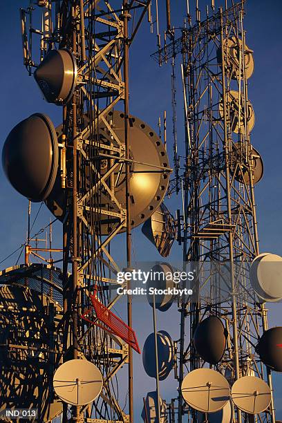 communications satellite dishes - torre di trasmissione a microonde foto e immagini stock