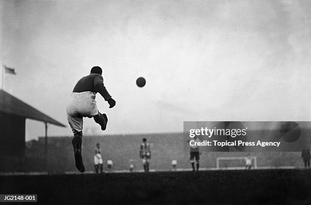 goal kick - 1910 fotografías e imágenes de stock