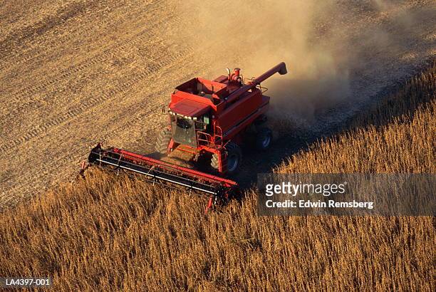 combine harvester in field of soya beans, elevated view, usa - combine harvester stockfoto's en -beelden