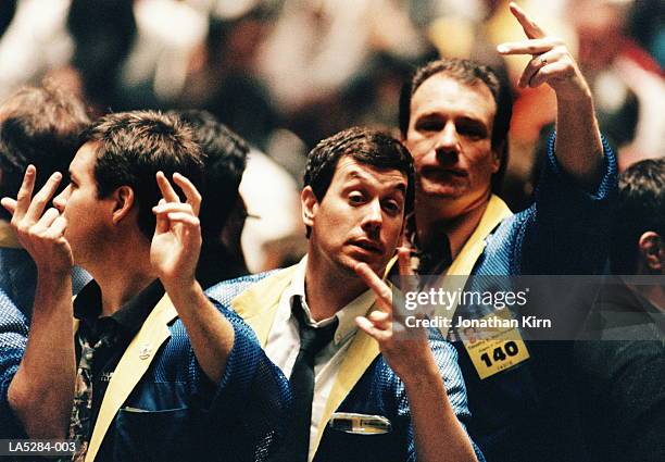 traders gesturing on stock trading floor, usa - börsensaal stock-fotos und bilder