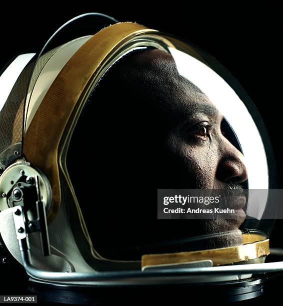 man wearing astronaut helmet, profile, close-up - ruimtehelm stockfoto's en -beelden