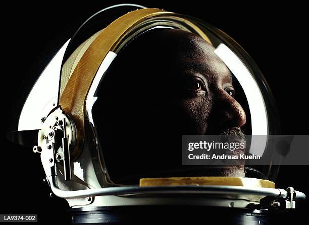 man wearing astronaut helmet, close-up - casco espacial fotografías e imágenes de stock