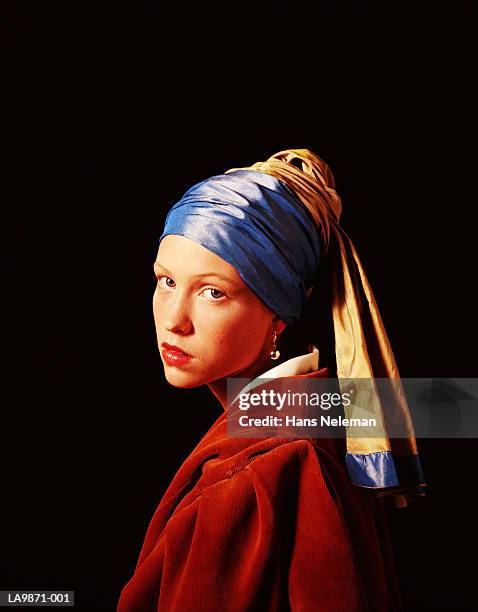 young woman posing as 'girl with a pearl earring' by jan vermeer - jan vermeer imagens e fotografias de stock