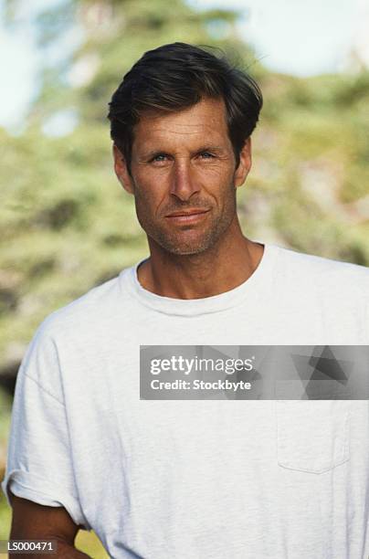 portrait of man in tee shirt - tee shirt stockfoto's en -beelden