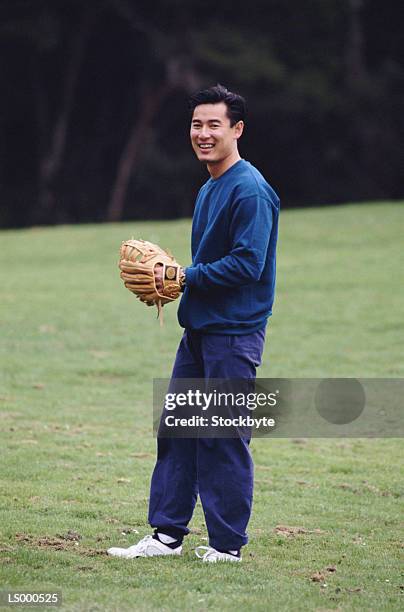 man with baseball glove - vangershandschoen stockfoto's en -beelden