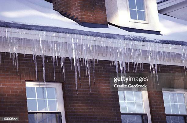 icicles hanging from eaves - eaves - fotografias e filmes do acervo