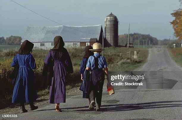 amish children walking - amish photos et images de collection