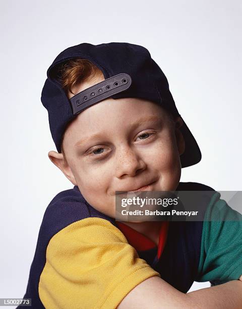 boy in baseball cap - andersherum stock-fotos und bilder