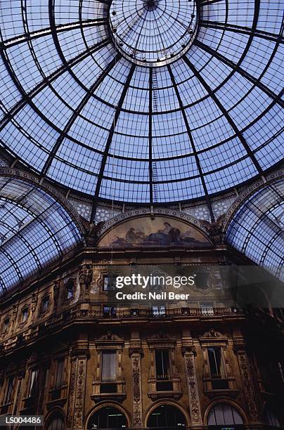 galleria vittoria emanuele ii in milan - artist yinka shonibare creates a giant maze to cover entire floor of gallery stockfoto's en -beelden