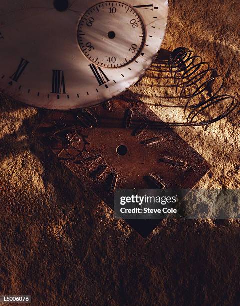 Busted Rusted Clock Broken Clock Face Photos and Premium High Res Pictures - Getty Images