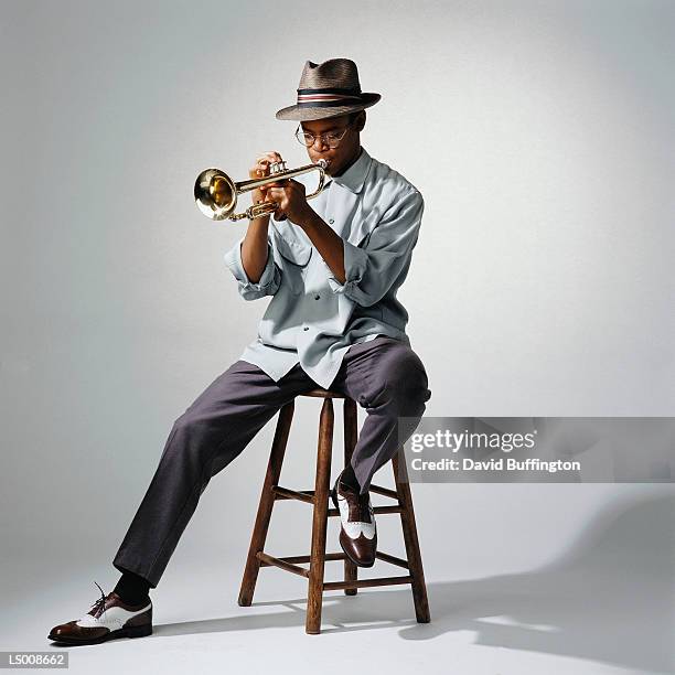 man playing trumpet - 爵士樂 個照片及圖片檔