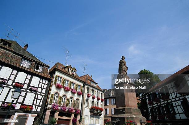 statue and apartment buildings - オーラン ストックフォトと画像