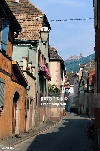alley behind buildings - ribeauville, alsace - オーラン ストックフォトと画像