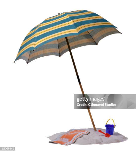 ilustraciones, imágenes clip art, dibujos animados e iconos de stock de beach umbrella - cubo y pala