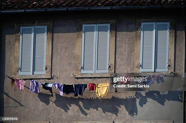 windows and clothesline - gestalt stock-fotos und bilder