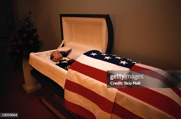 dead man in a coffin draped with the american flag - flag draped coffin stock pictures, royalty-free photos & images