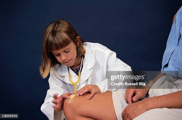 playing doctor - vestita da dottoressa foto e immagini stock